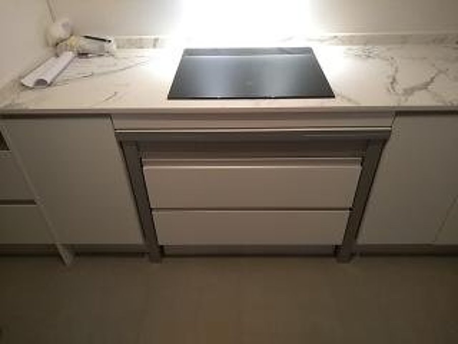 Mesa integrada en un mueble de cocina.