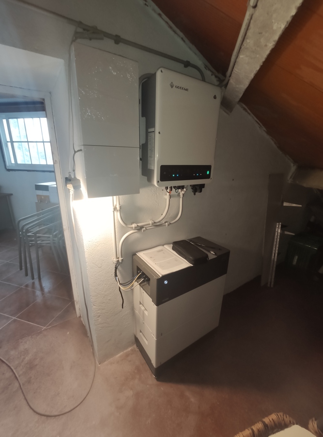 INSTALACION SOLAR FOTOVOLTAICA CON BATERIAS DE ACUMULACION