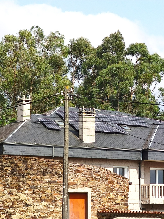 PANELES SOLARES SOBRE ESTRUCTURA COPLANAR EN TEJADO PIZARRA