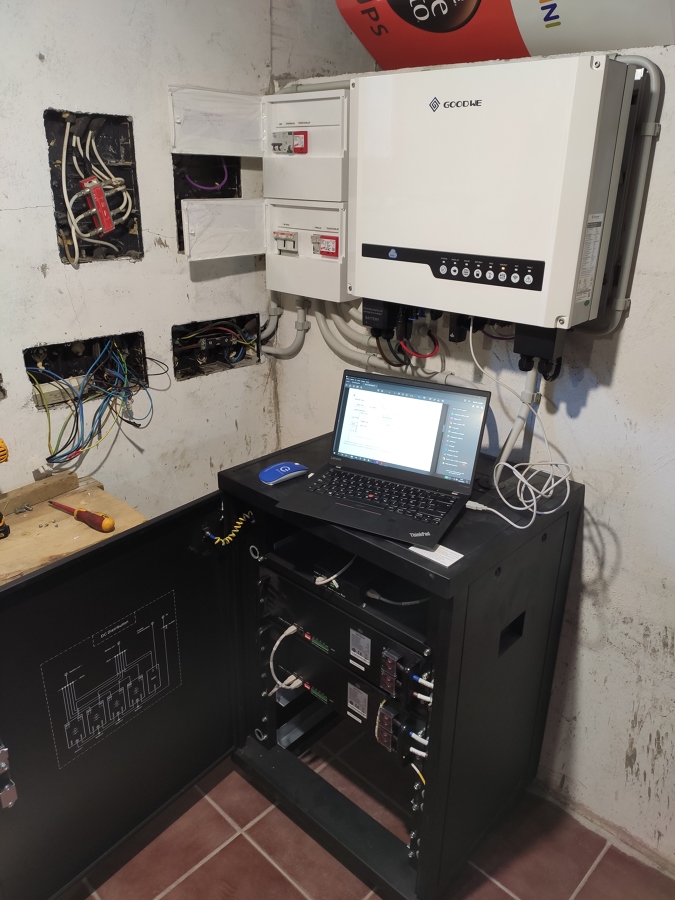 INSTALACION SOLAR FOTOVOLTAICA FORMADA POR INVEROSOR Y BATERIAS