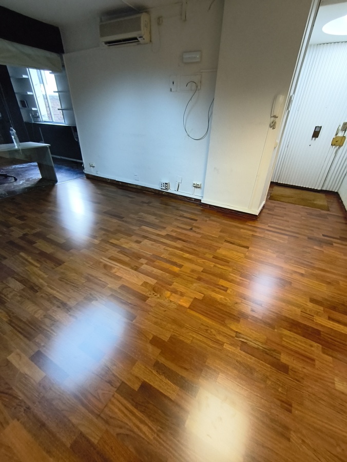 Instalación de parquet nuevo color sapeli en sala de oficina