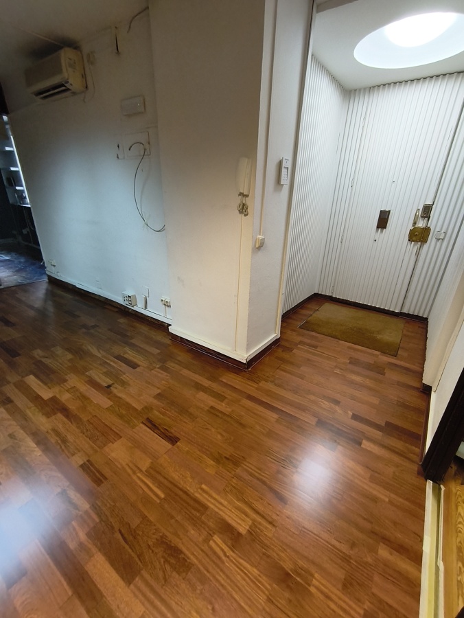 Instalación de parquet nuevo color sapeli en sala de oficina