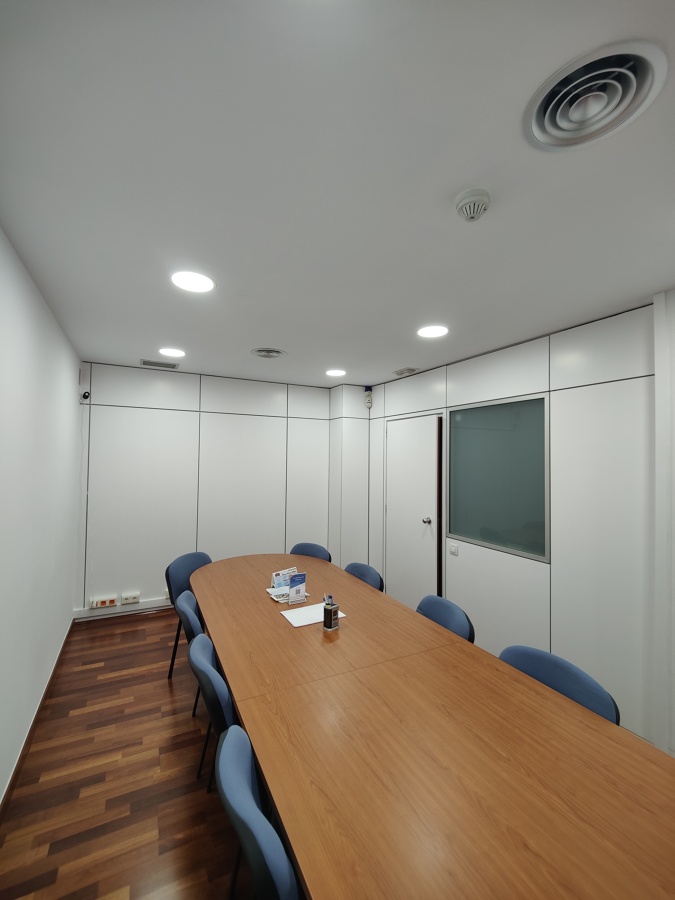 Pintado completo de sala de reuniones en blanco y esmaltado de paredes de madera DM