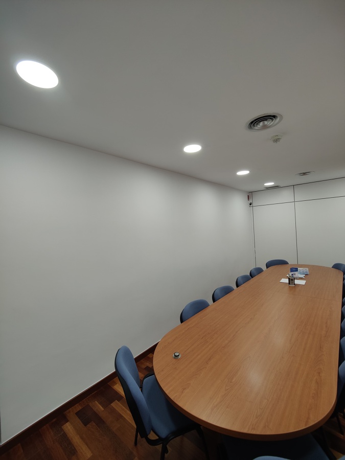 Pintado completo de sala de reuniones en blanco y esmaltado de paredes de madera DM