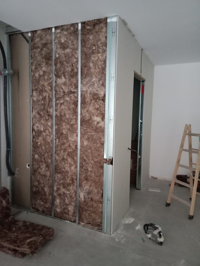 Tabiqué en proceso de montaje con aislamiento acústico