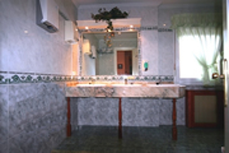 Baño de Minusválidos en residencia geriátrica.