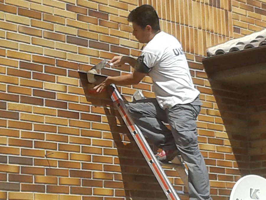 Repaso perforaciones con mortero en fachada chalet Valdemorillo