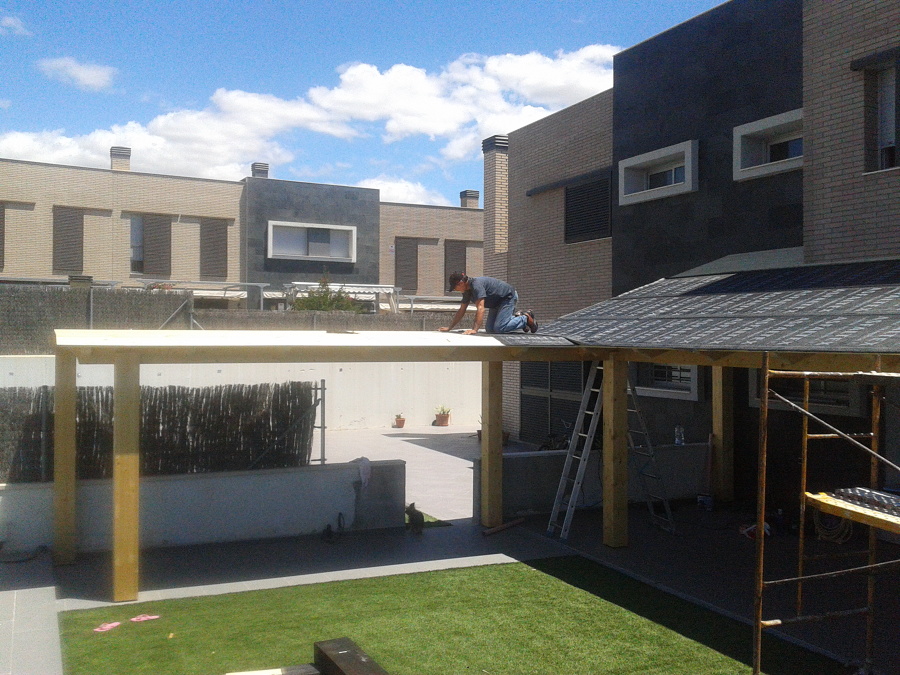 Pergola en "L" a dos aguas de vigas laminadas, machembrado y tela asfaltica,imitacion pizarra