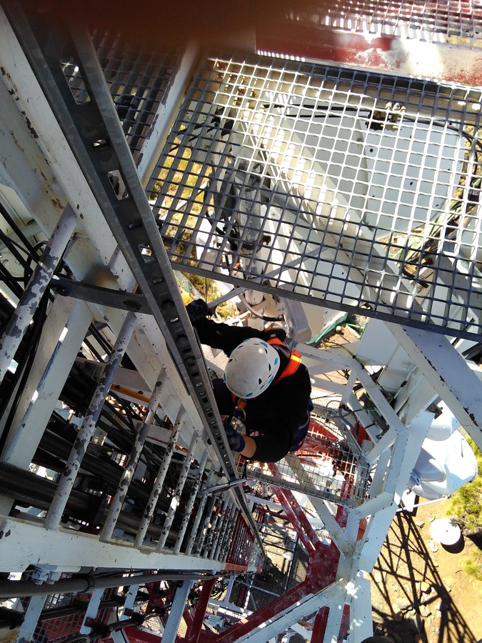 Instalación profesional en torre de telecomunicaciones