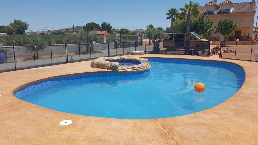 piscina  con jacuzzi desbordante 