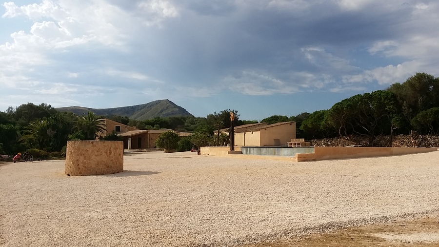 Piscina y alrededores
