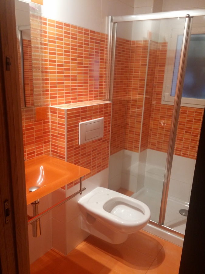 Foto: Baño-naranja de Constructora Broch-3,S.L. #222512 - Habitissimo