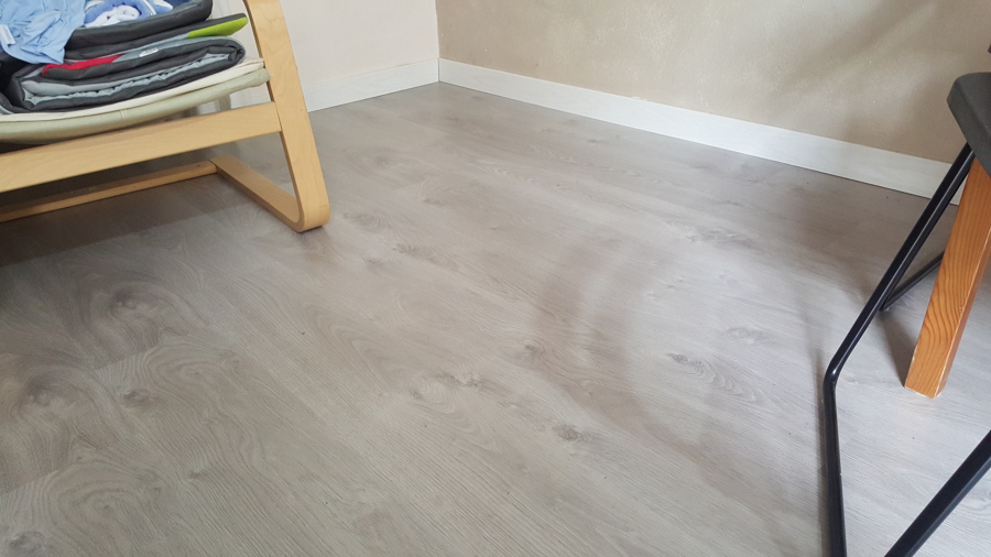 Suelo laminado gris ac5