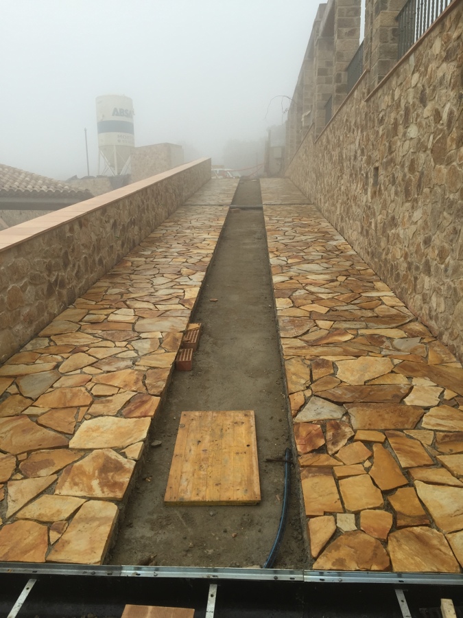 colocación de piedra en rampa