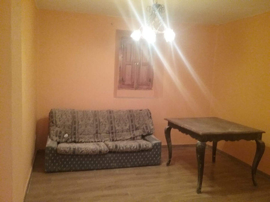 Acogedor salón pintado y alicatado.