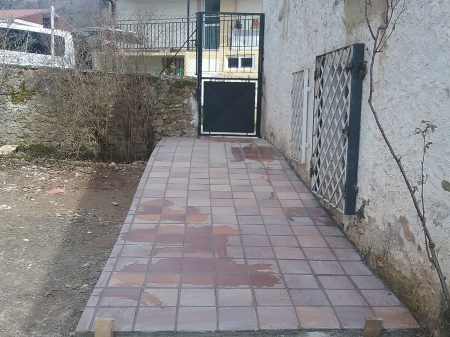 Rampa de salida y puerta forjada a mano.