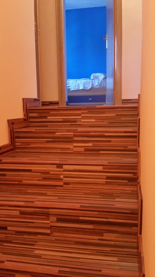 Escaleras en tarima