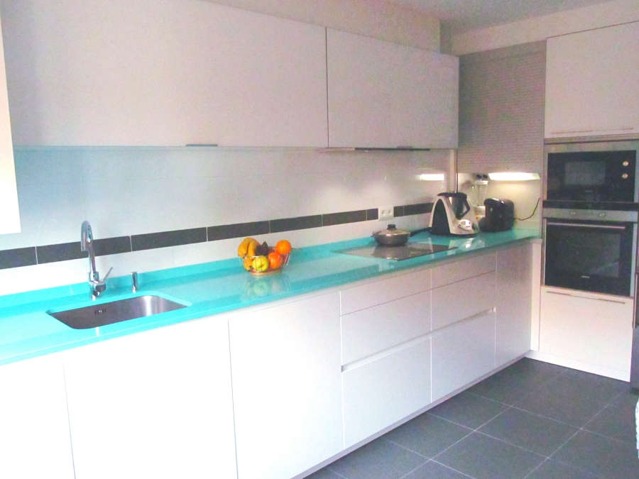 Cocina con encimera de cuarzo