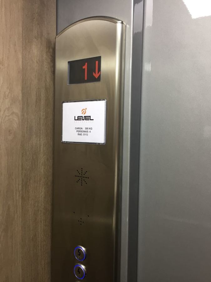 BOTONERA ESTÁNDAR EN INOX CON DISPLAY