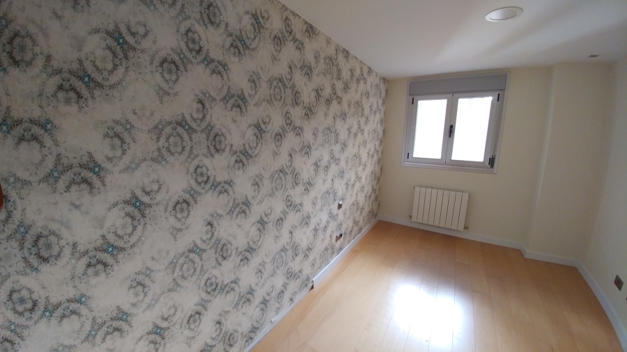 Papel en dormitorio.