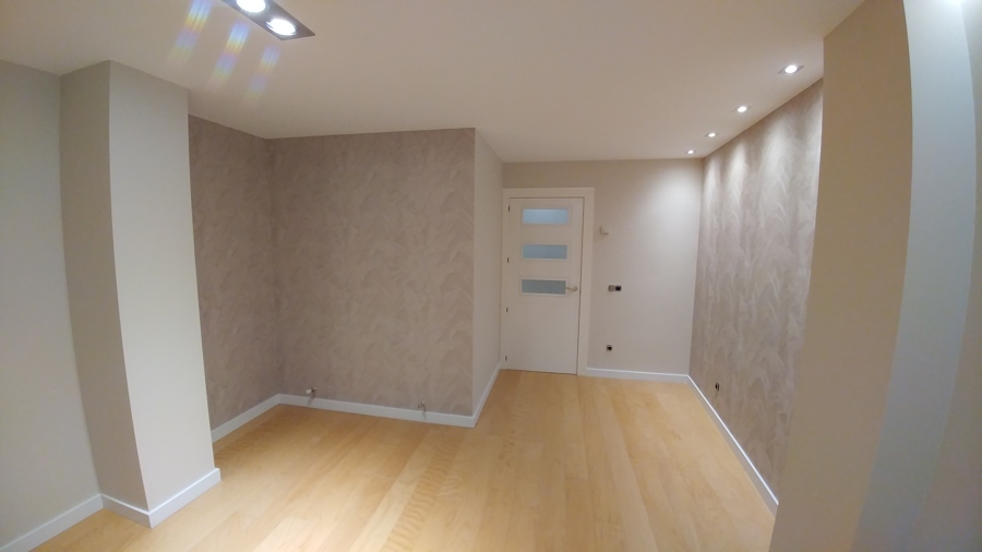 Salón con papel.