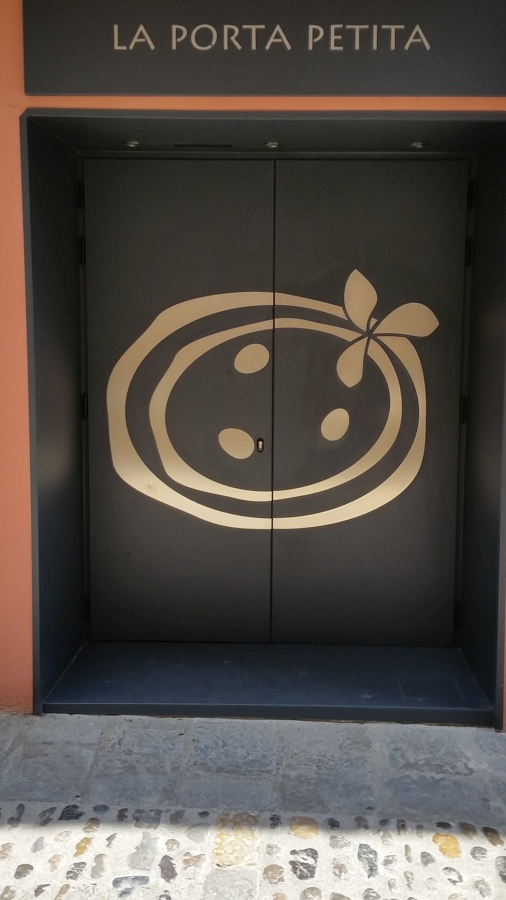 Puerta de Aluminio Hoja Oculta