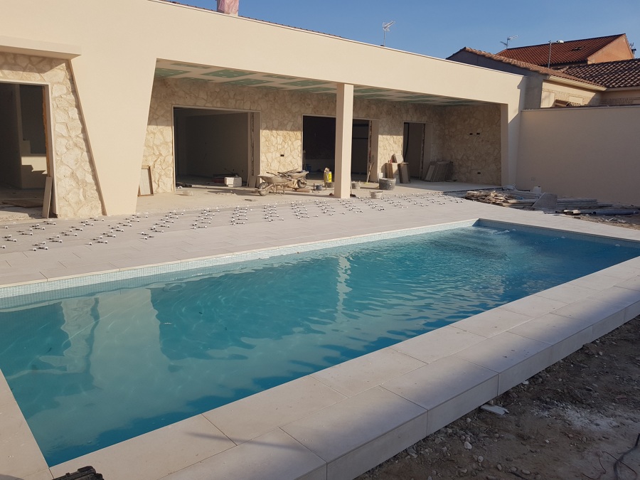 Vivienda cubica forrada de piedra y frentes en monocapa