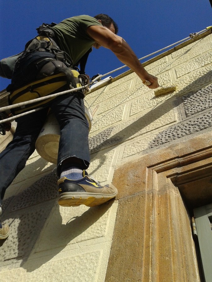Reparar grietas en fachada y hacer de nuevo el dibujo de la fachada y pintar Barcelona