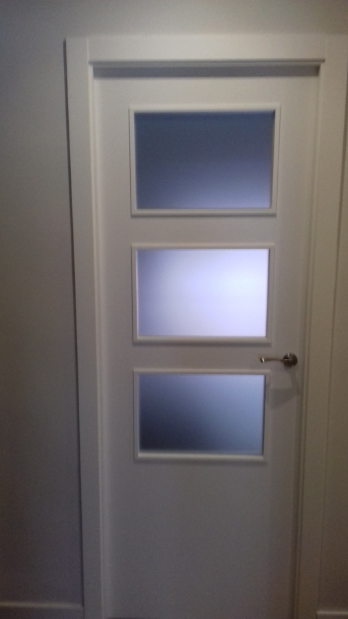 Puerta vidriera de tres vidrios mate al ácido lacada en blanco .