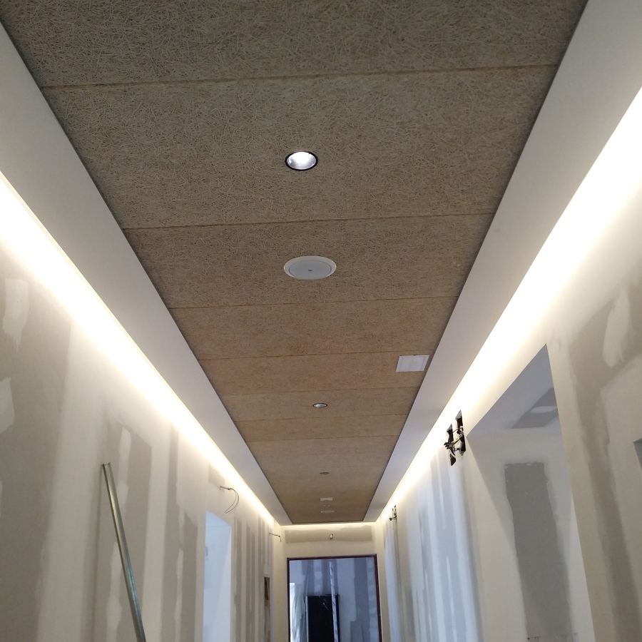 Pasillo luz indirecta y techo desmontable en madera