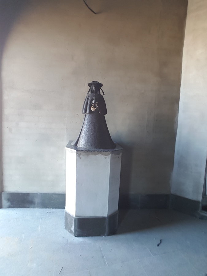 Colocación de la Virgen del Rocío en su nuevo altar.