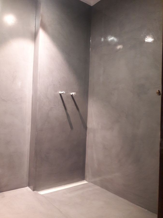 Baño con plato ducha de microcemento