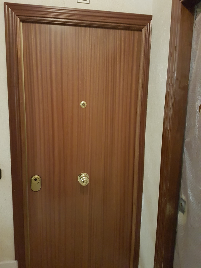 Puerta blindada con bombin antibumping