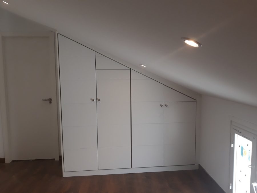 Armario modular abuhardillado