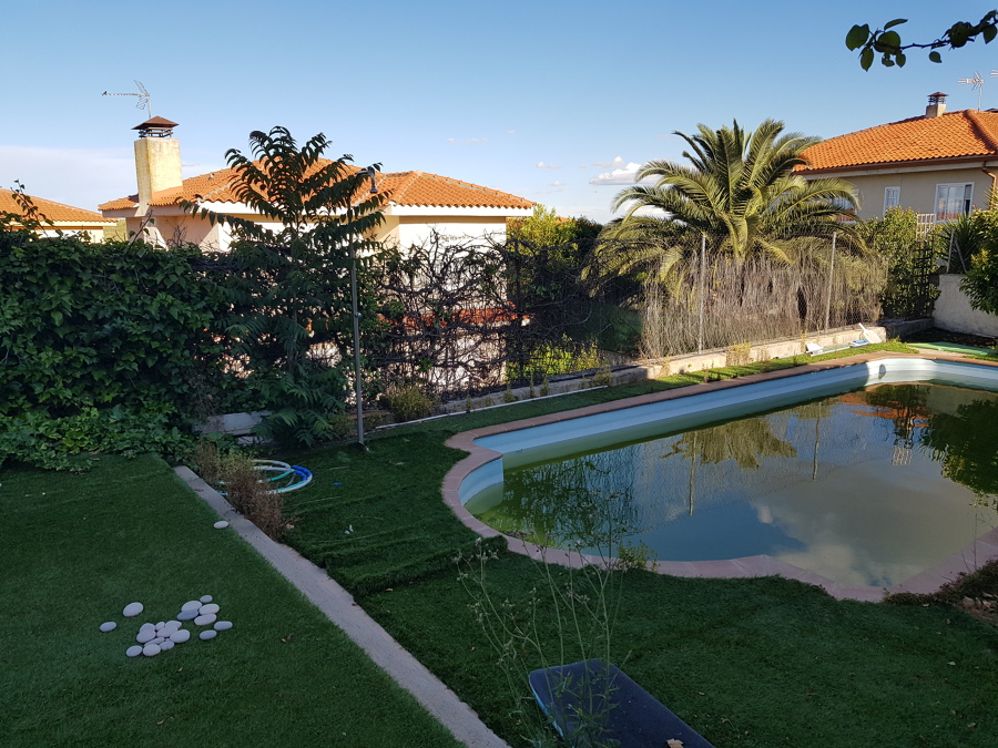 Jardín y piscina