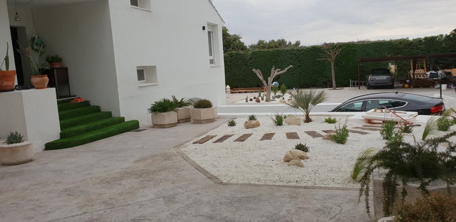 Decorado de exteriores de vivienda con piedra blanca