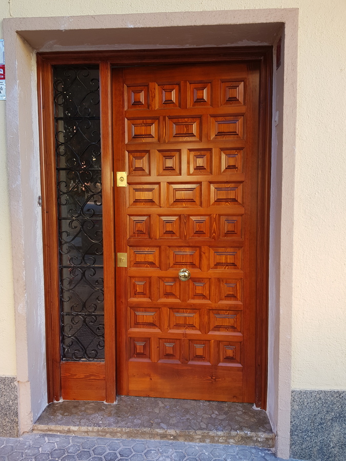 fabricación puerta exterior con fijo tipo castellana