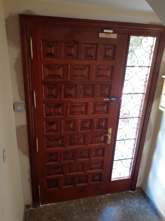 fabricación puerta exterior con fijo tipo castellana