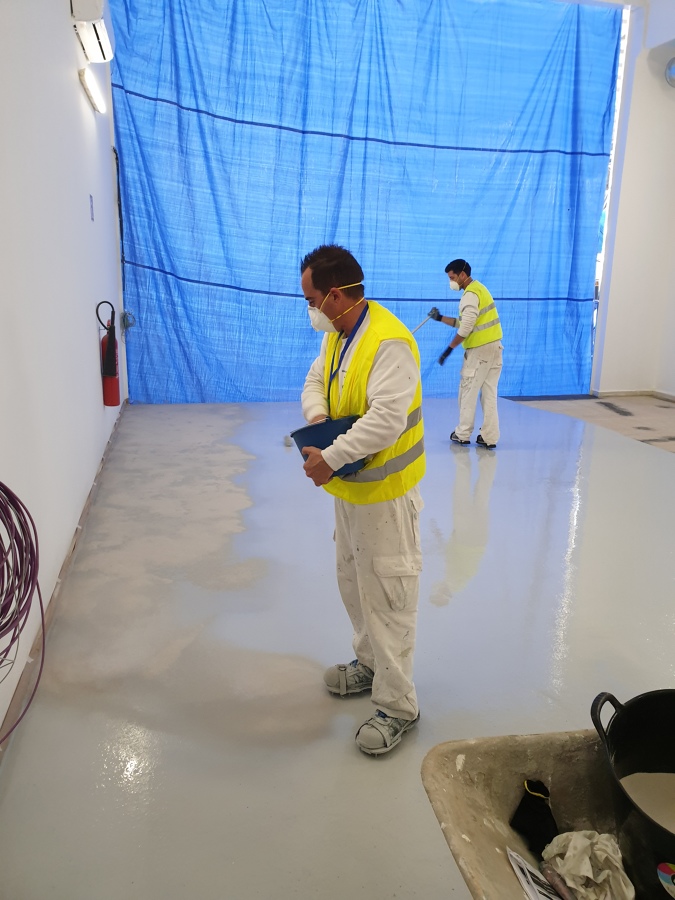 Pintado y reparacion de suelo epoxy