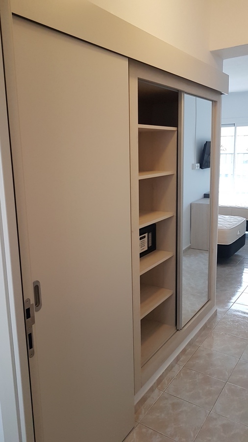 montaje de armario y puerta baño