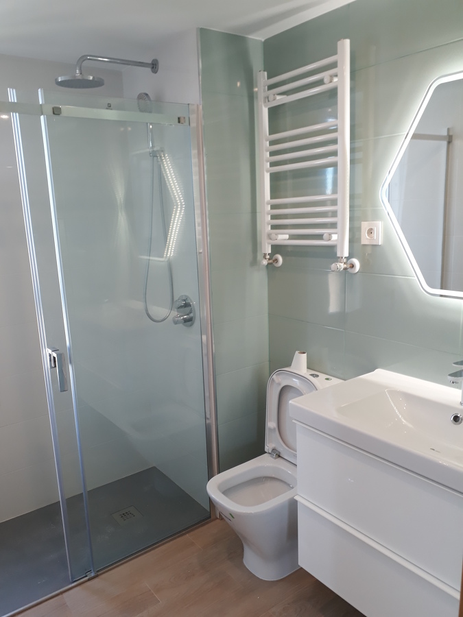 Baño con grifería ducha empotrada