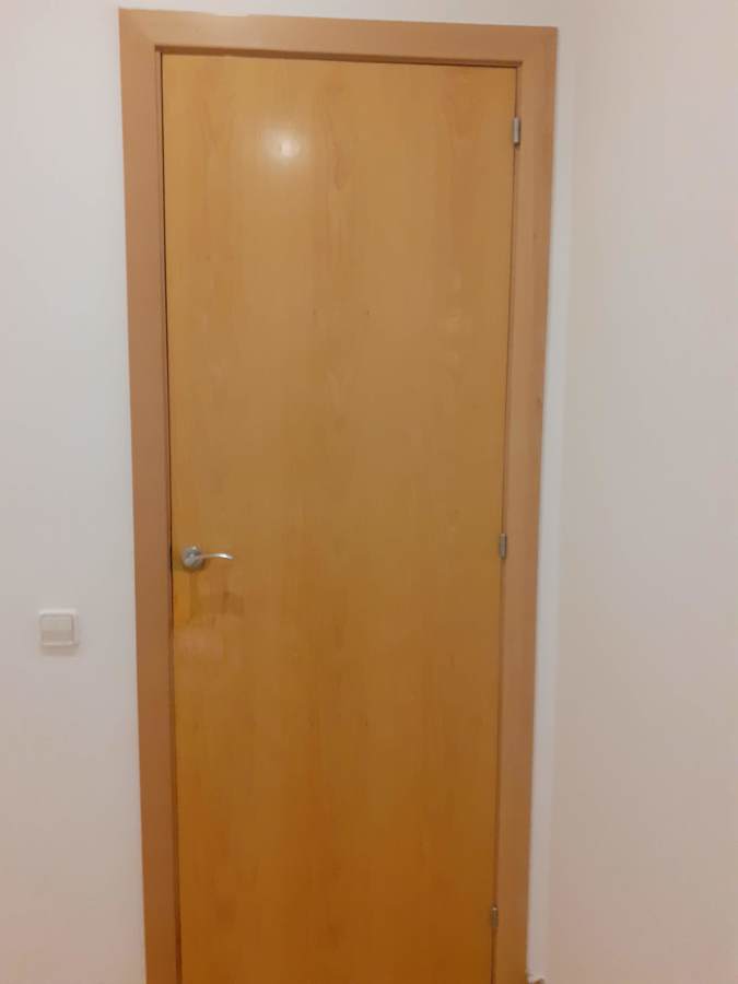 lijado y barnizado de puerta