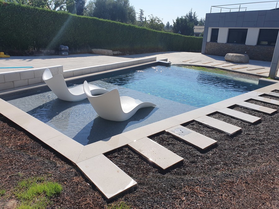 Piscina con zona Relax