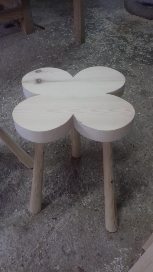 Banqueta en madera de pino norte sin barnizar .
