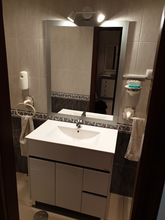 Mueble y espejo