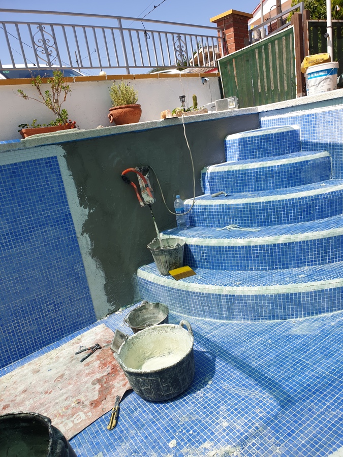 Escalera romana de piscina y gresite