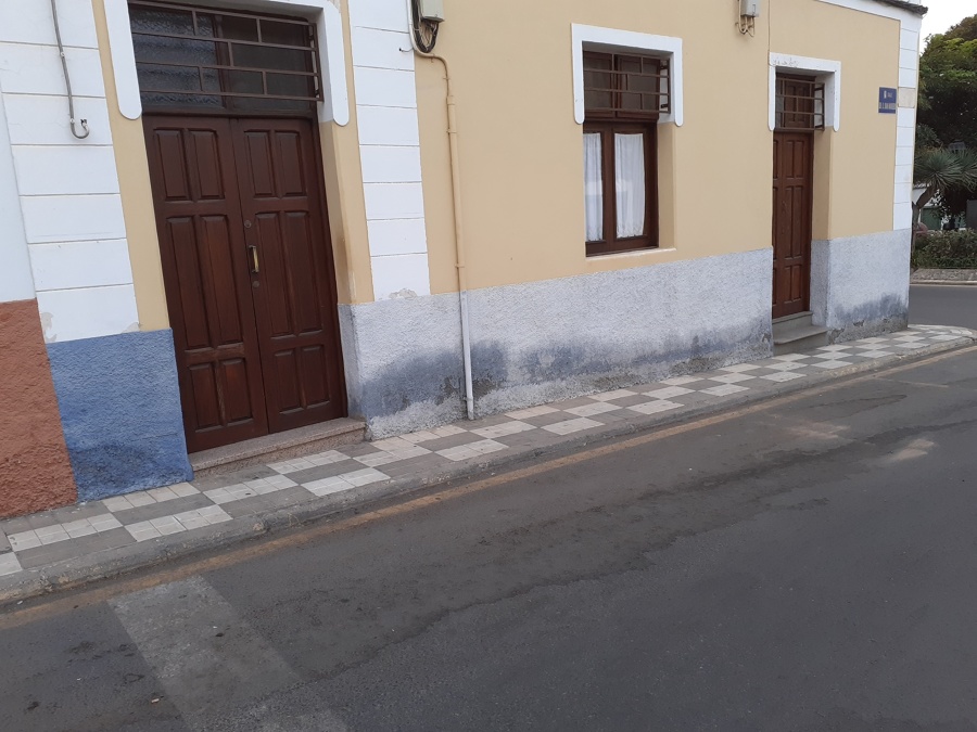 Rehabilitación y pintura tricolor de casa con doblo fachada