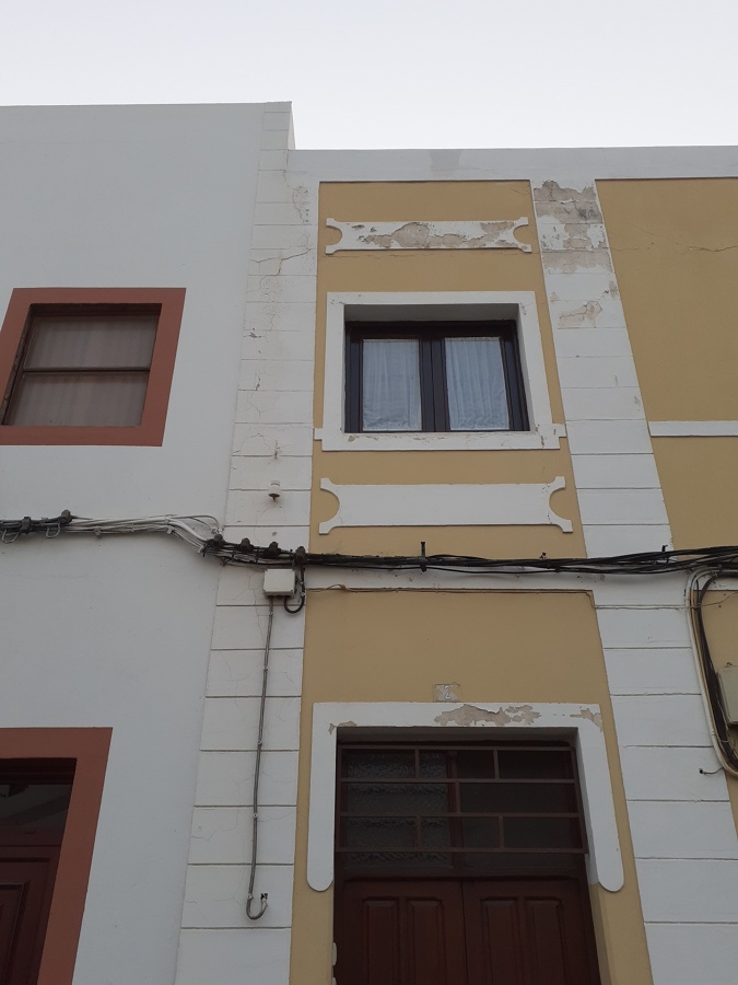 Rehabilitación y pintura tricolor de casa con doblo fachada