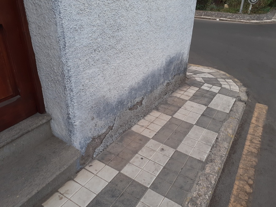 Rehabilitación y pintura tricolor de casa con doblo fachada
