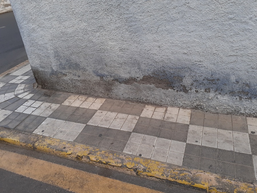 Rehabilitación y pintura tricolor de casa con doblo fachada